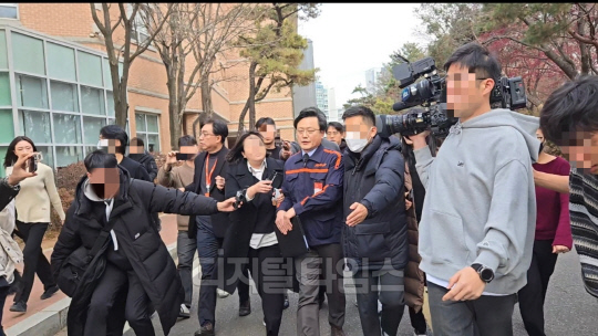 김이배 제주항공 대표이사가 29일 서울 강서구 메이필드호텔에서 브리핑 후 회견장을 빠져나가고 있다. 양호연 기자